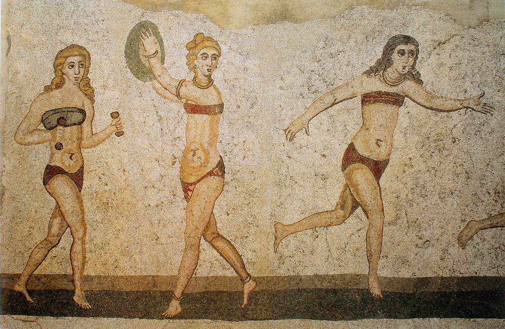 la « Mosaïque des bikinis » dans la villa romaine du Casale (Piazza Armerina, Sicile, Italie) montrant des jeunes femmes faisant du sport en bikini  (source wikipedia)